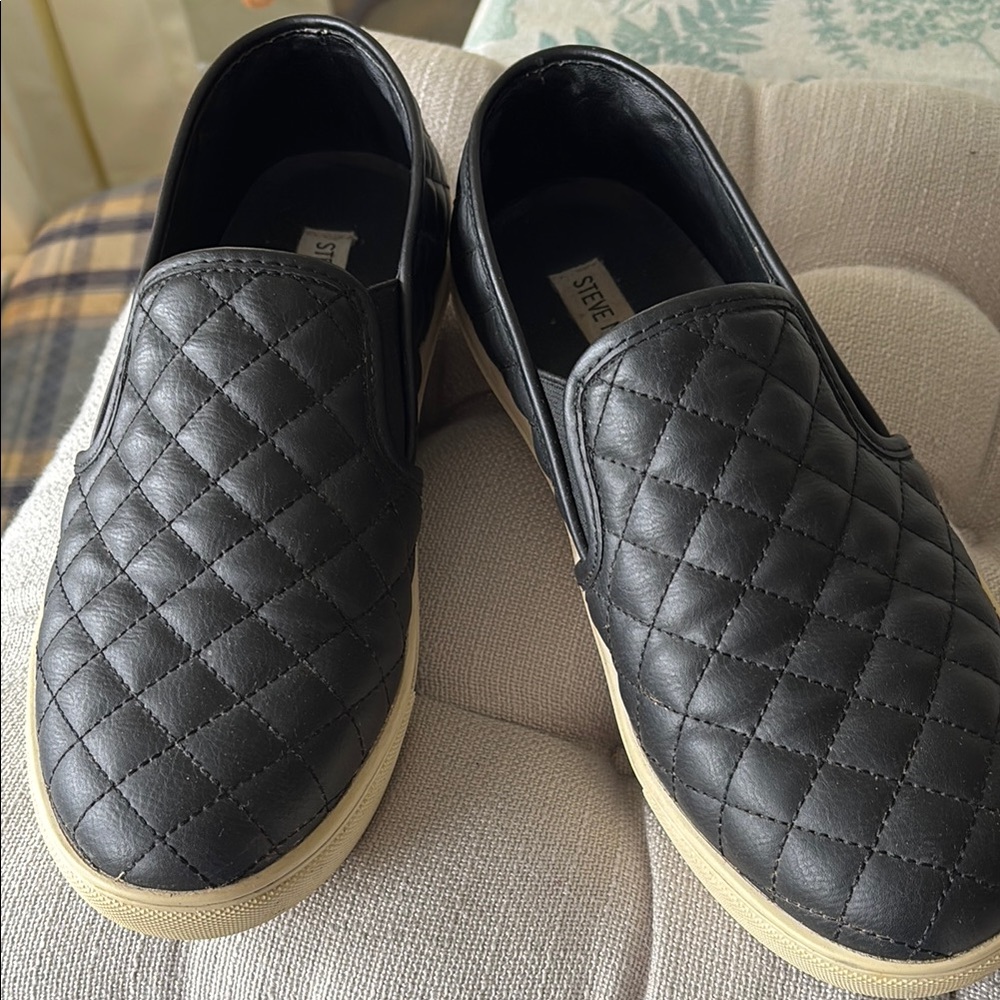Steve Madden Black Quilted Womens Slip-On Sneakers. Ecentrq.